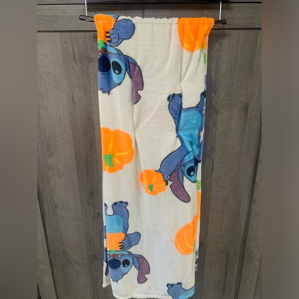 New Disney's Halloween Stitch With Pumpkins Plush 50 x 70 Throw Blanket With Tag - Picture 2 of 6